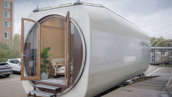 Дизайнеры превратили гондолу ветрогенератора в миниатюрный дом